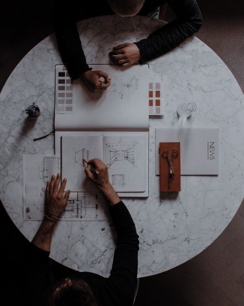 Gruppe von Menschen, die im Kreis sitzen